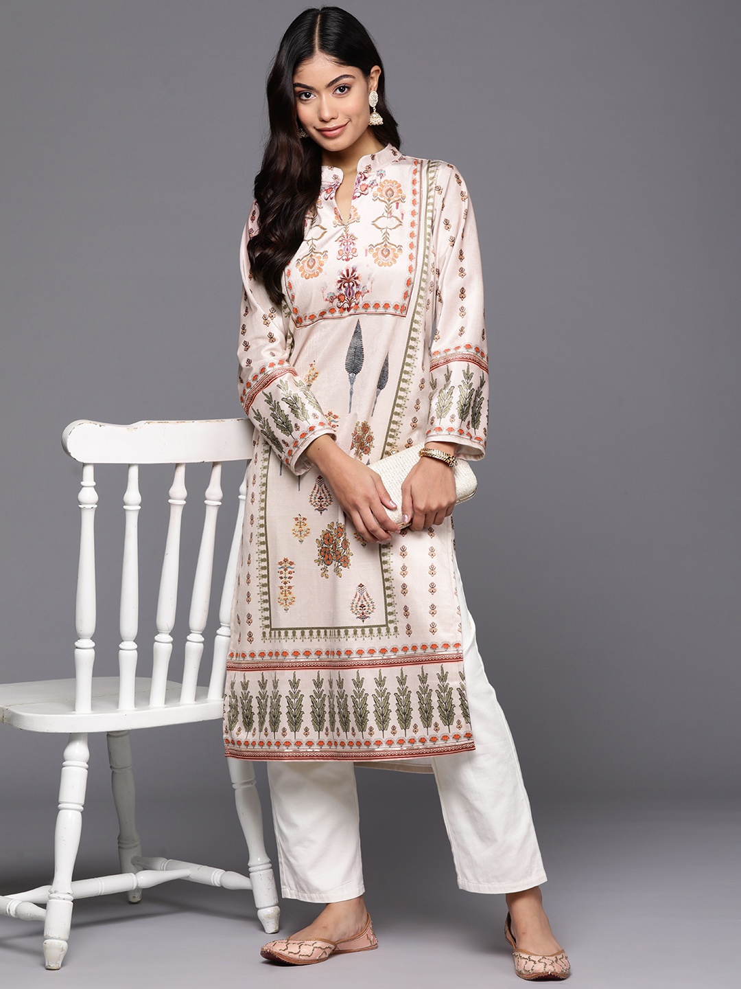 

Ahalyaa Women Ethnic Motifs Printed Gotta Patti Velvet Kurta, Off white