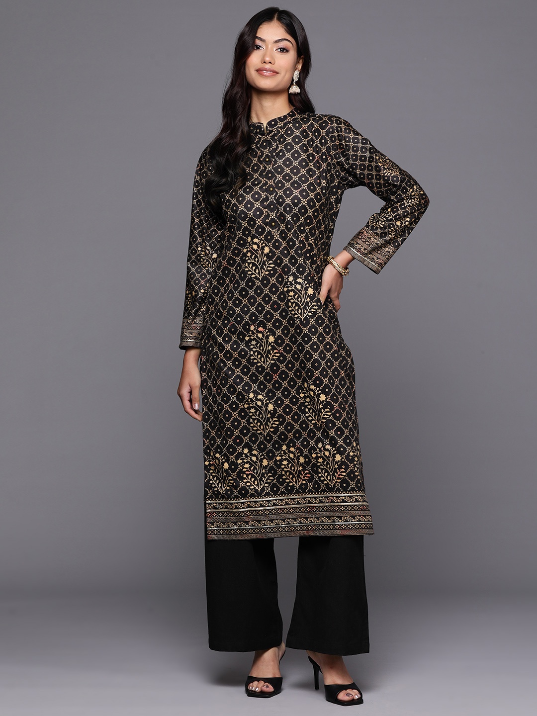 

Ahalyaa Women Bandhani Printed Gotta Patti Velvet Kurta, Black