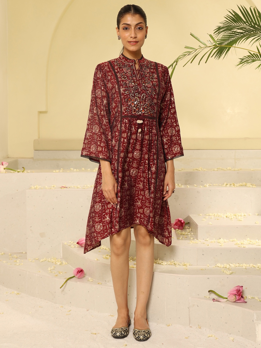 

Lakshita Floral Printed Flared Sleeves Thread Work Kurta, Red