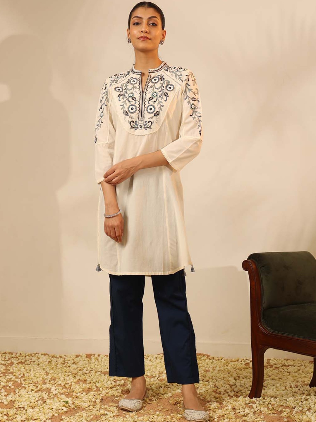 Lakshita Women Floral Embroidered Panelled Kurta, Off white