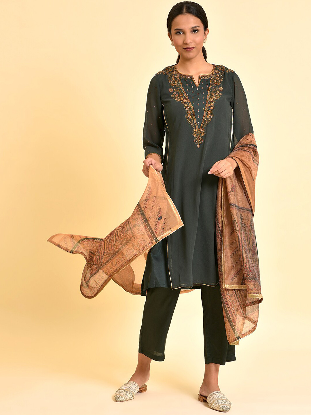 

WISHFUL Ethnic Motifs Yoke Design Sequinned A Line Kurta With Trousers & Dupatta, Green