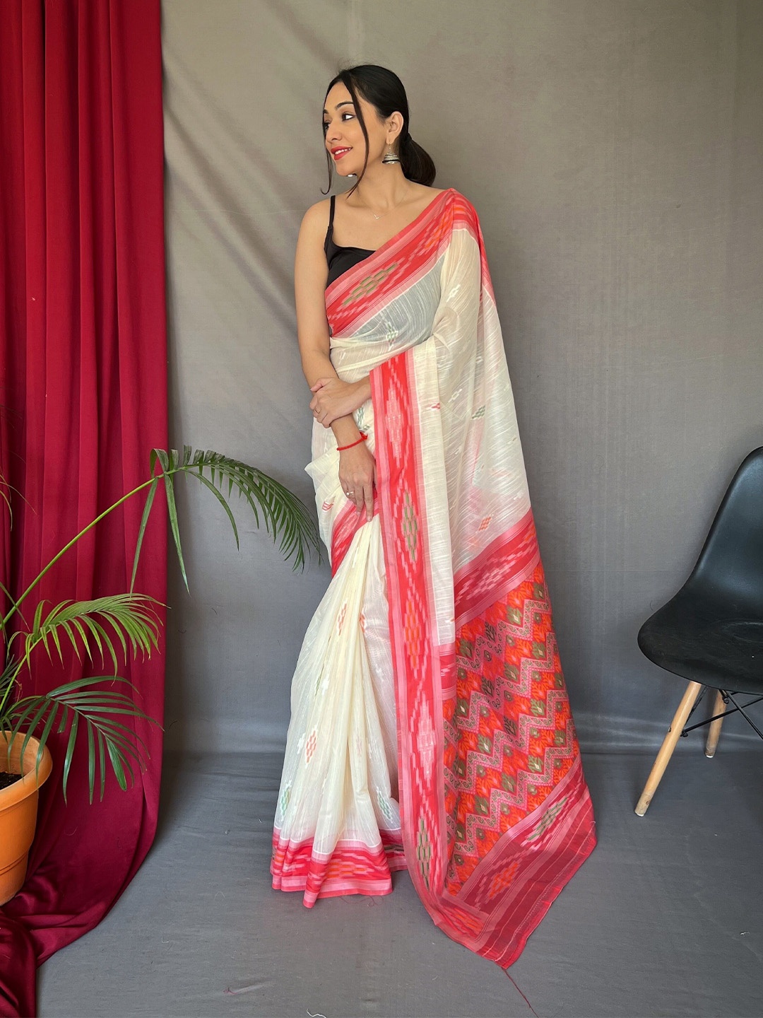 

Munir Ethnic Motifs Woven Design Pure Linen Ikat Saree, White