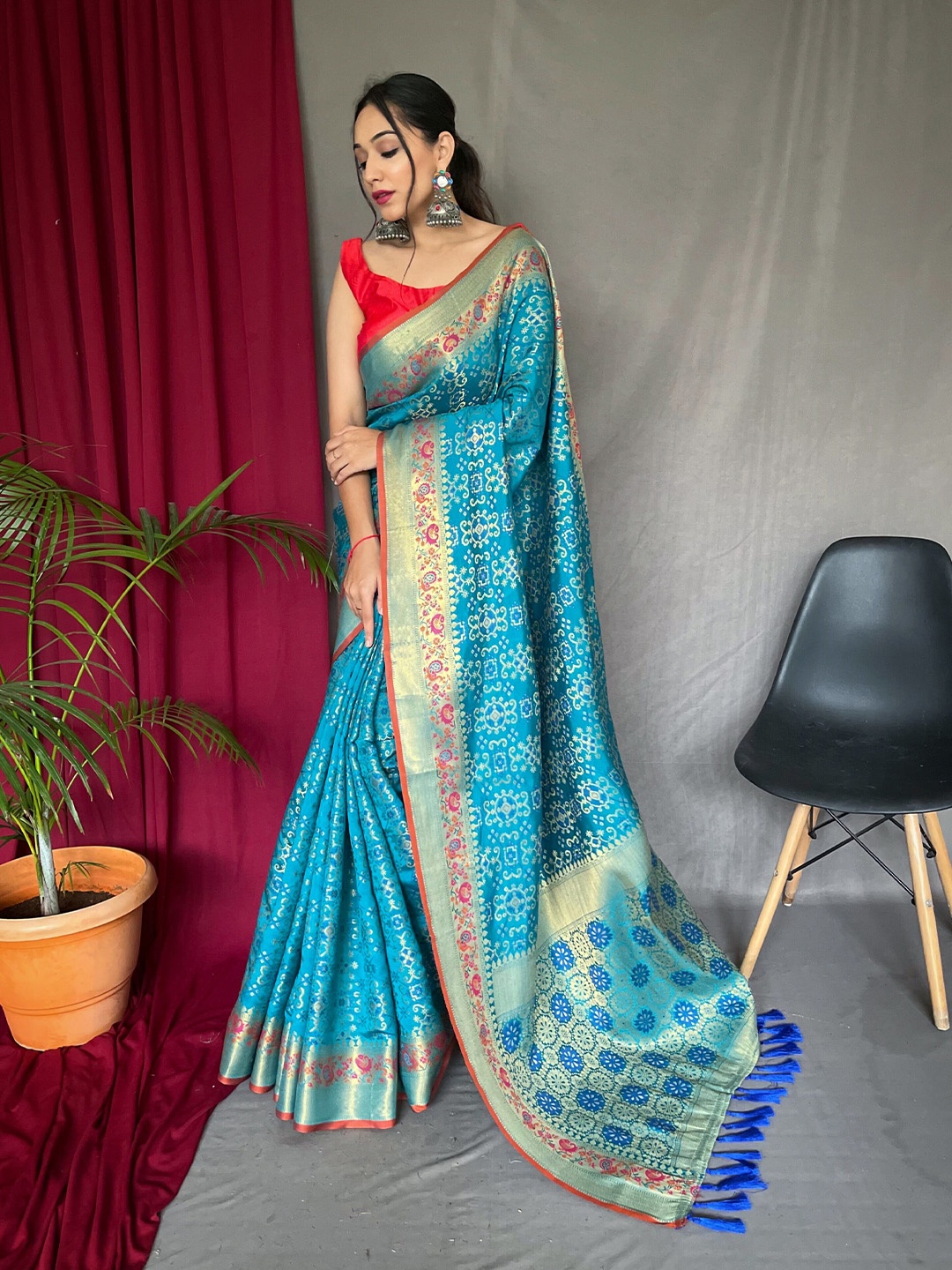 

Munir Ethnic Motifs Woven Design Bandhani Saree, Blue