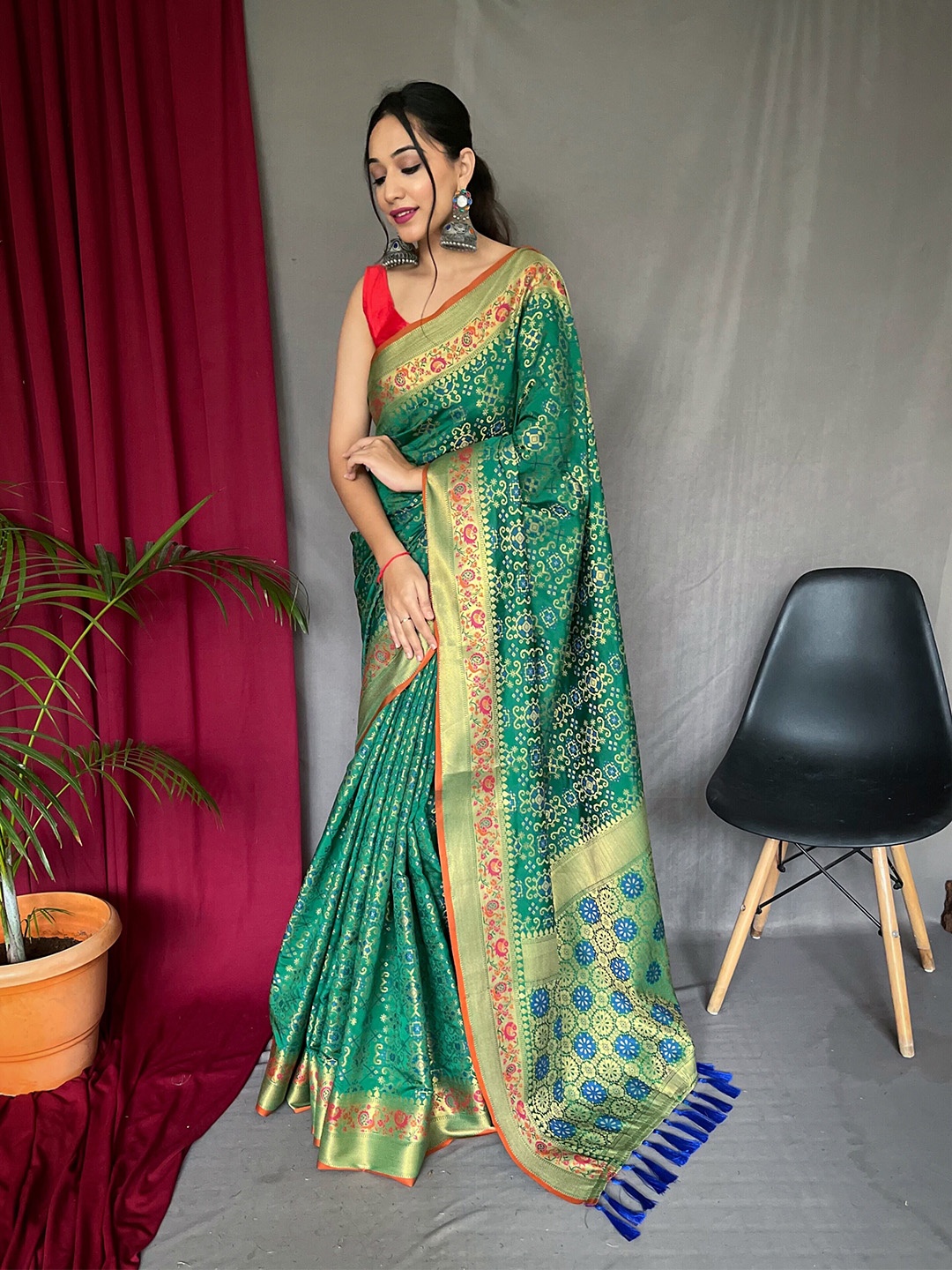 

Munir Ethnic Motifs Woven Design Bandhani Saree, Green