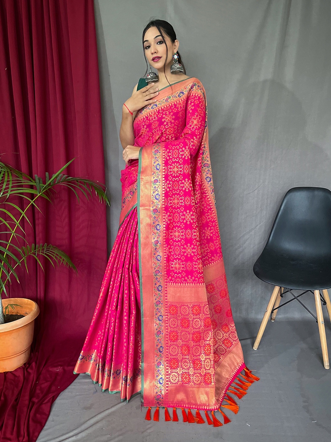 

Munir Ethnic Motifs Woven Design Zari Bandhani Saree, Pink