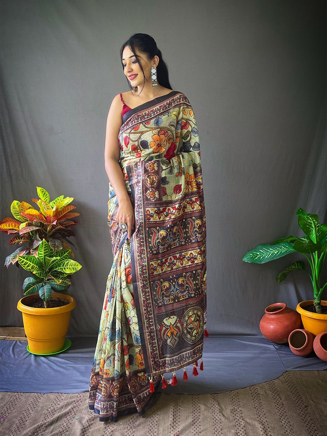 

Munir Floral Printed Pure Cotton Saree, Yellow