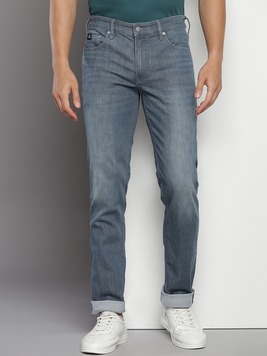 

Calvin Klein Jeans Men Mid-Rise Clean Look Whiskers and Chevrons Light Fade Stretchable Jeans, Grey