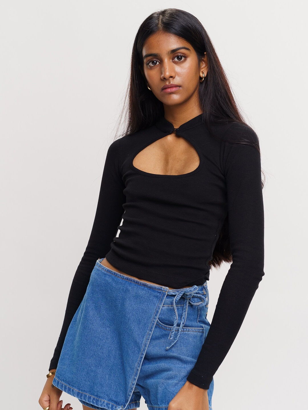 

FREAKINS Keyhole Fitted Neck Crop Top, Black