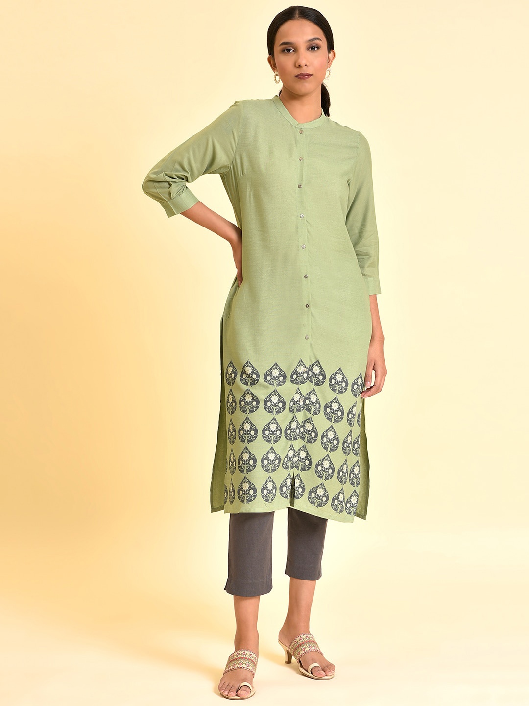 

W Ethnic Motifs Printed Mandarin Collar Puffed Sleeves Straight Kurta With Trousers, Green