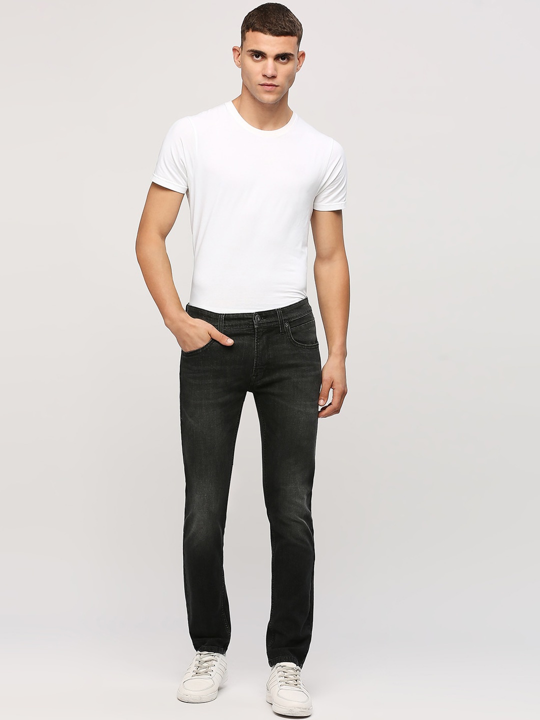 

BEAT LONDON by PEPE JEANS Men Slim Fit Low-Rise Clean look Light Fade Jeans, Black