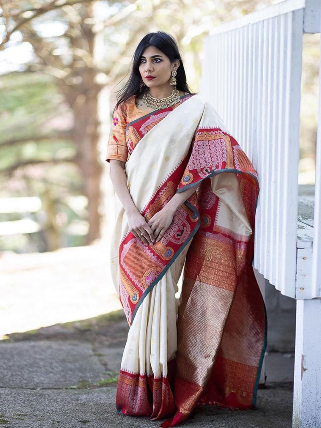 

MORLY Geometric Woven Design Zari Kanjeevaram Saree, Beige