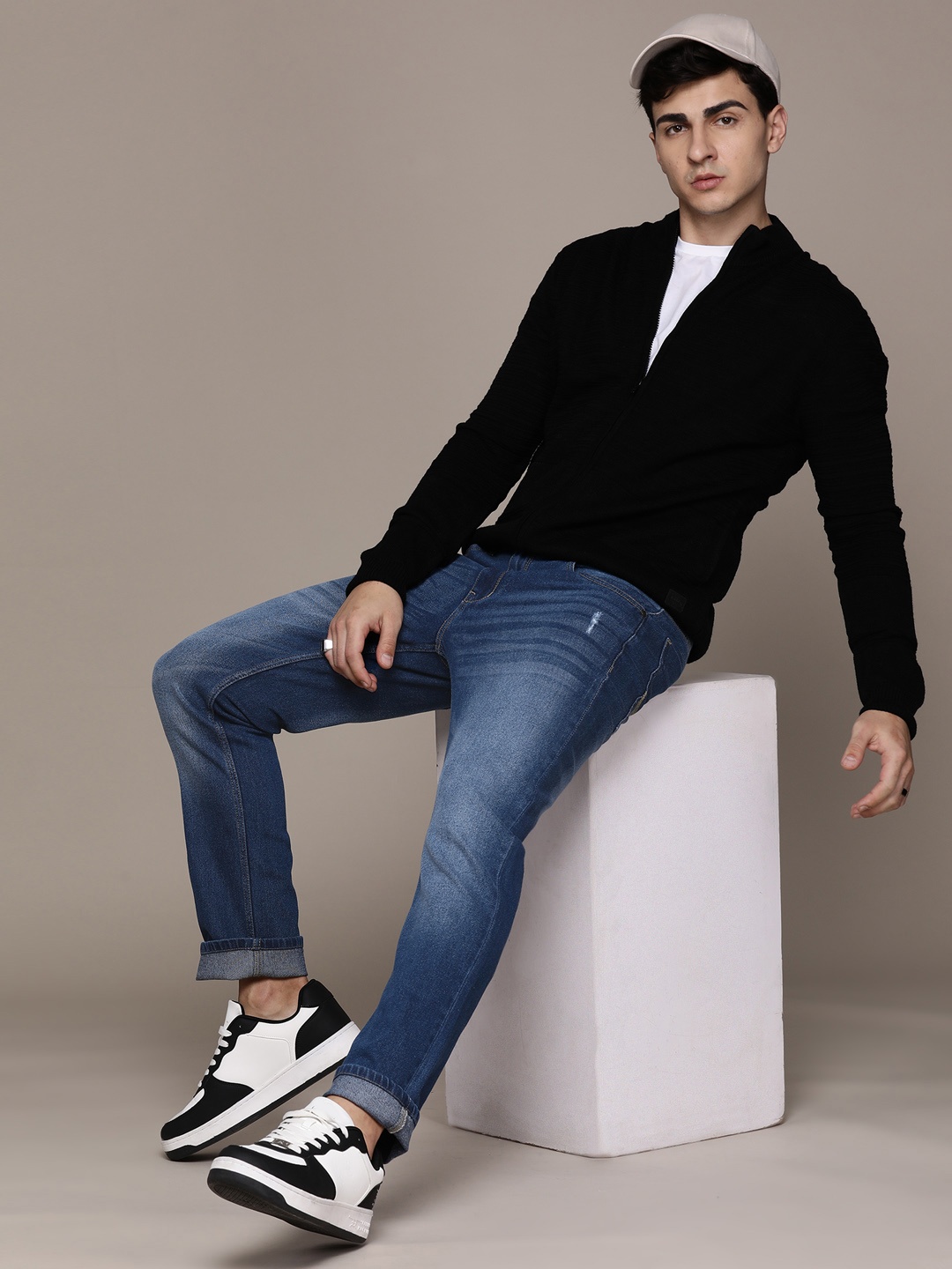 

Roadster Men Slim Fit Light Fade Stretchable Jeans, Blue