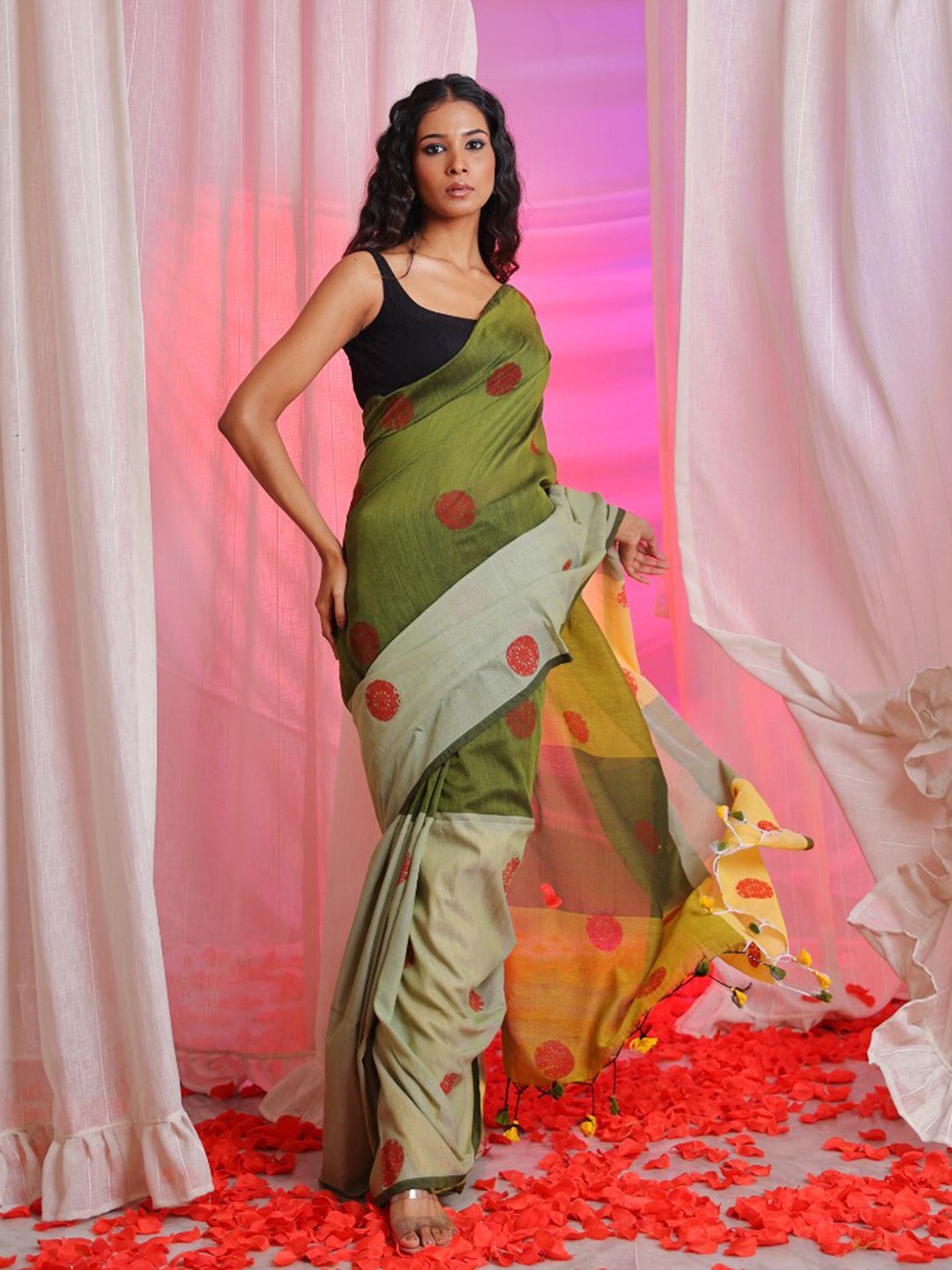 

Charukriti Woven Design Pure Cotton Zari Saree, Green