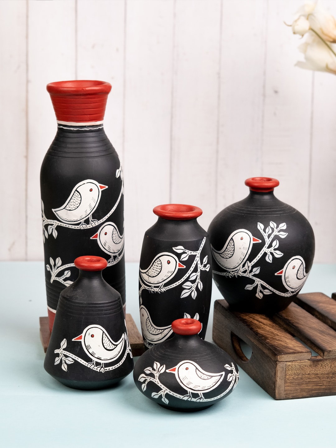 

VarEesha Chiraiya 5-Pcs Black & White Bird Printed Terracotta Vases