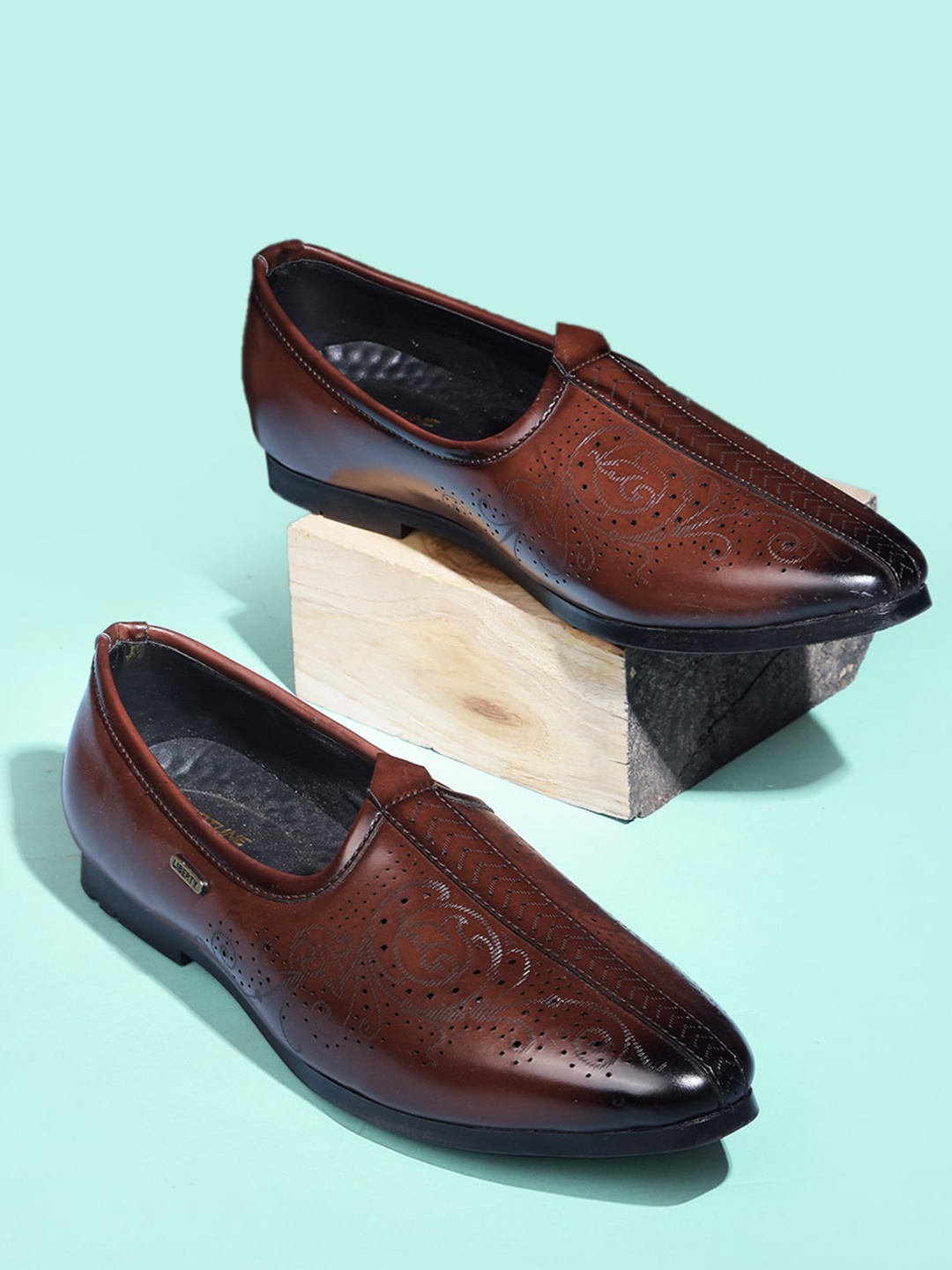 

Liberty Men Perforations Pointed Toe Mojaris, Brown