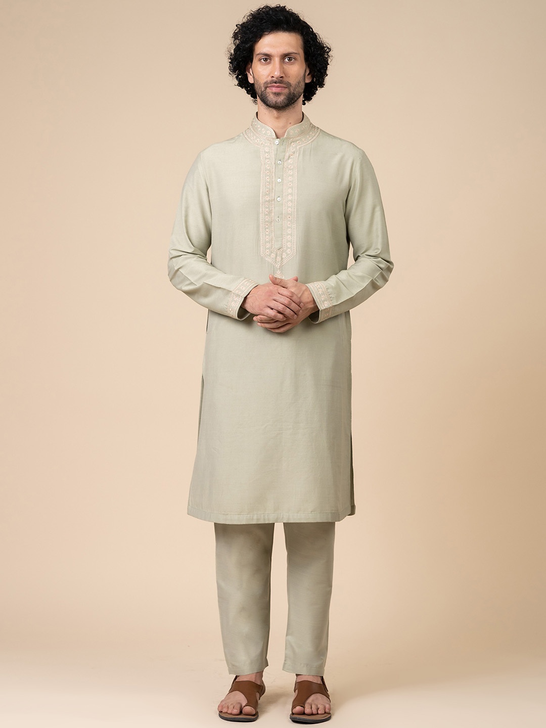 

Tasva Thread Work Mandarin Collat Kurta With Trousers, Green