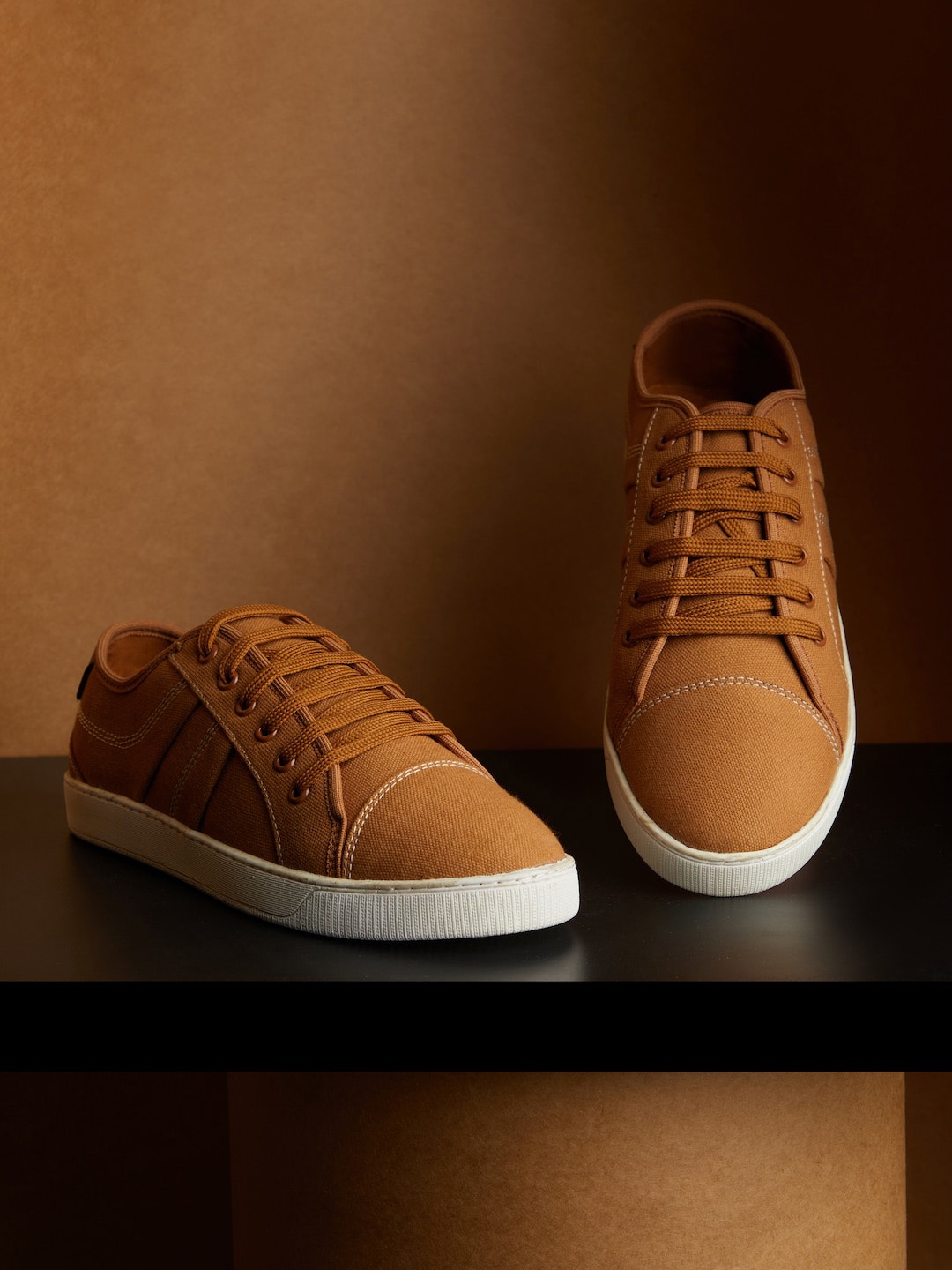

LOCOMOTIVE Men Contrast Sole Canvas Sneakers, Khaki