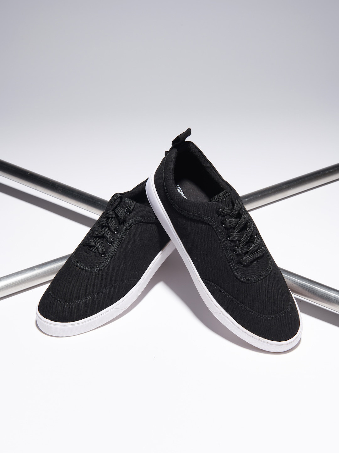 

LOCOMOTIVE Men Contrast Sole Canvas Oxfords, Black