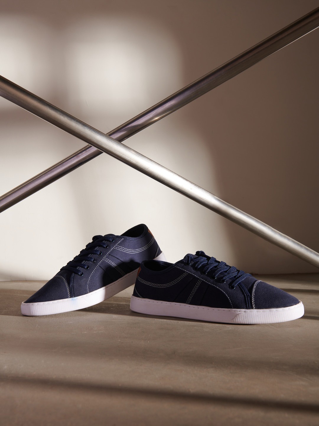 

LOCOMOTIVE Men Contrast Sole Canvas Sneakers, Navy blue