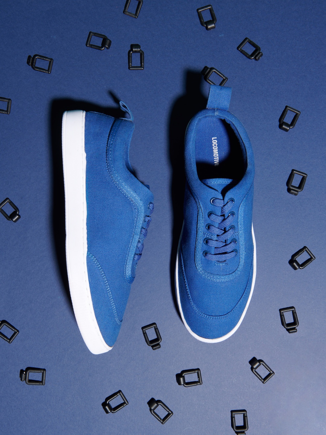 

LOCOMOTIVE Men Contrast Sole Canvas Oxfords, Blue