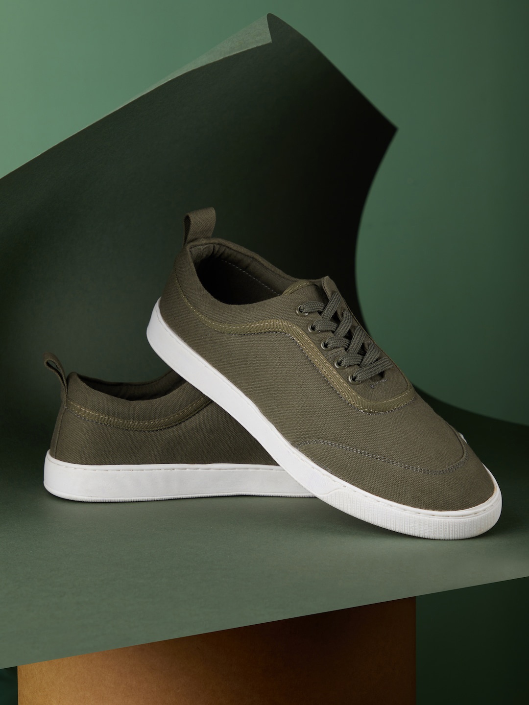 

LOCOMOTIVE Men Contrast Sole Canvas Oxfords, Olive