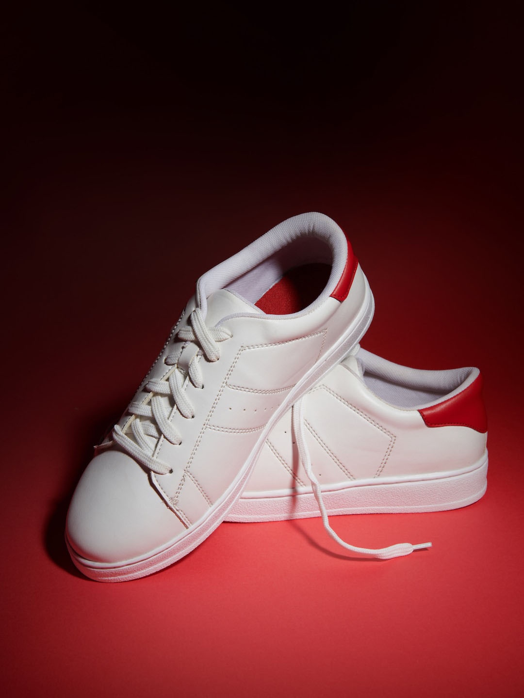 

LOCOMOTIVE Men Perforations Basics Sneakers, White