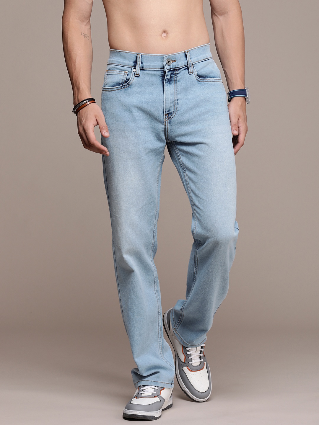 

Roadster Men Light Fade Regular Fit Stretchable Jeans, Blue