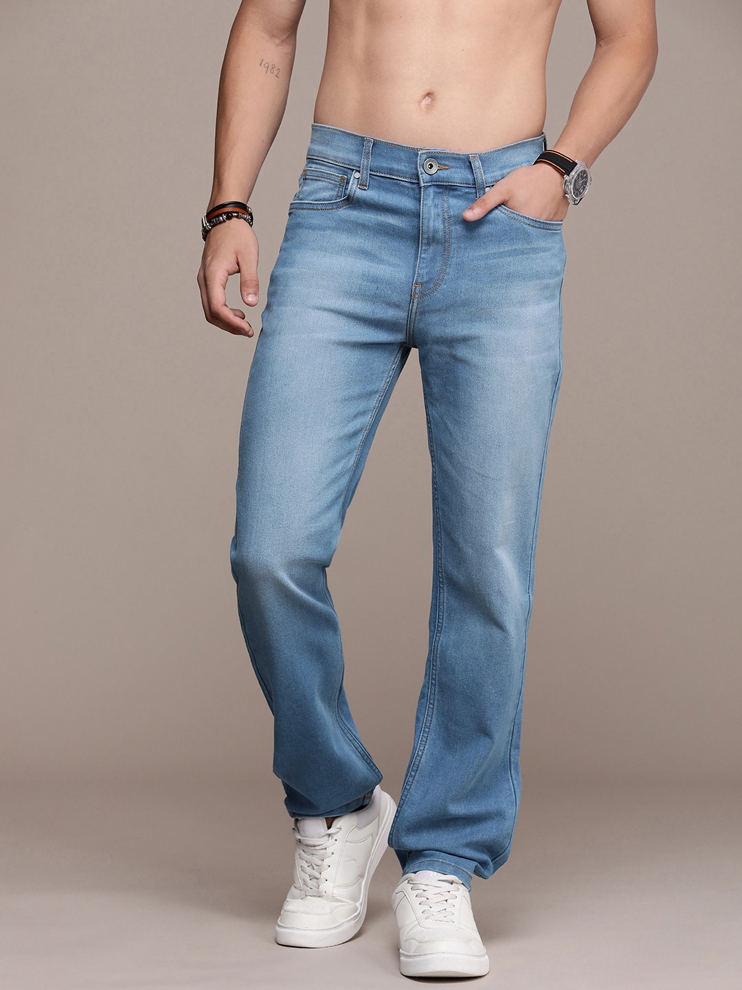 

Roadster Men Light Fade Regular Fit Stretchable Jeans, Blue