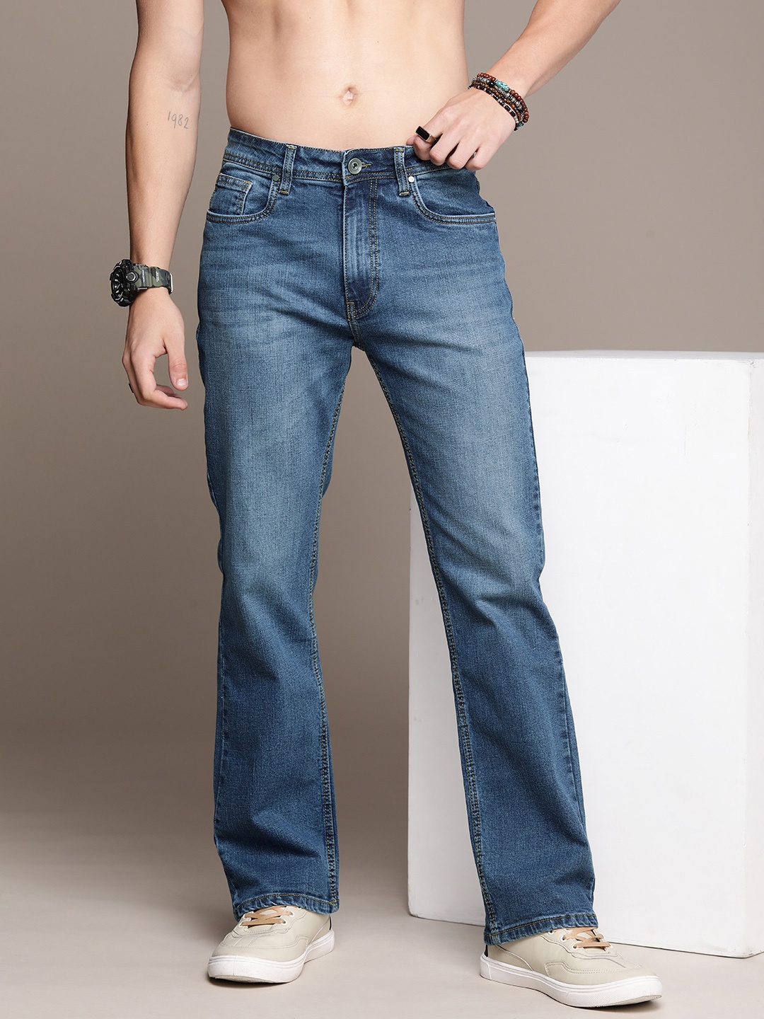 

Roadster Men Mid-Rise Bootcut Light Fade Stretchable Jeans, Blue
