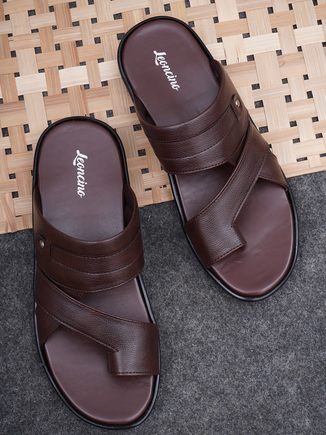 

LEONCINO Men Textured One Toe Comfort Sandals, Brown