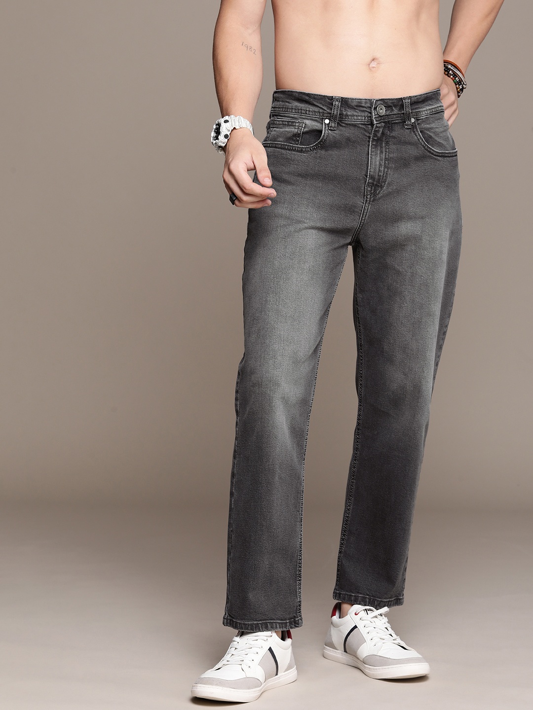 

Roadster Men Mid-Rise Relaxed Fit Light Fade Stretchable Jeans, Black