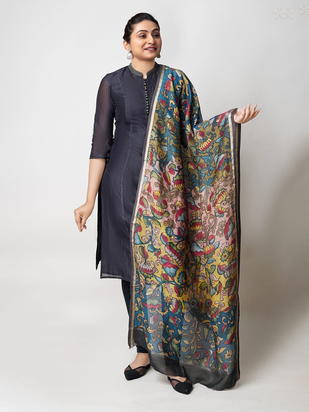 

Unnati Silks Floral Printed Zari Kalamkari Dupatta, Yellow