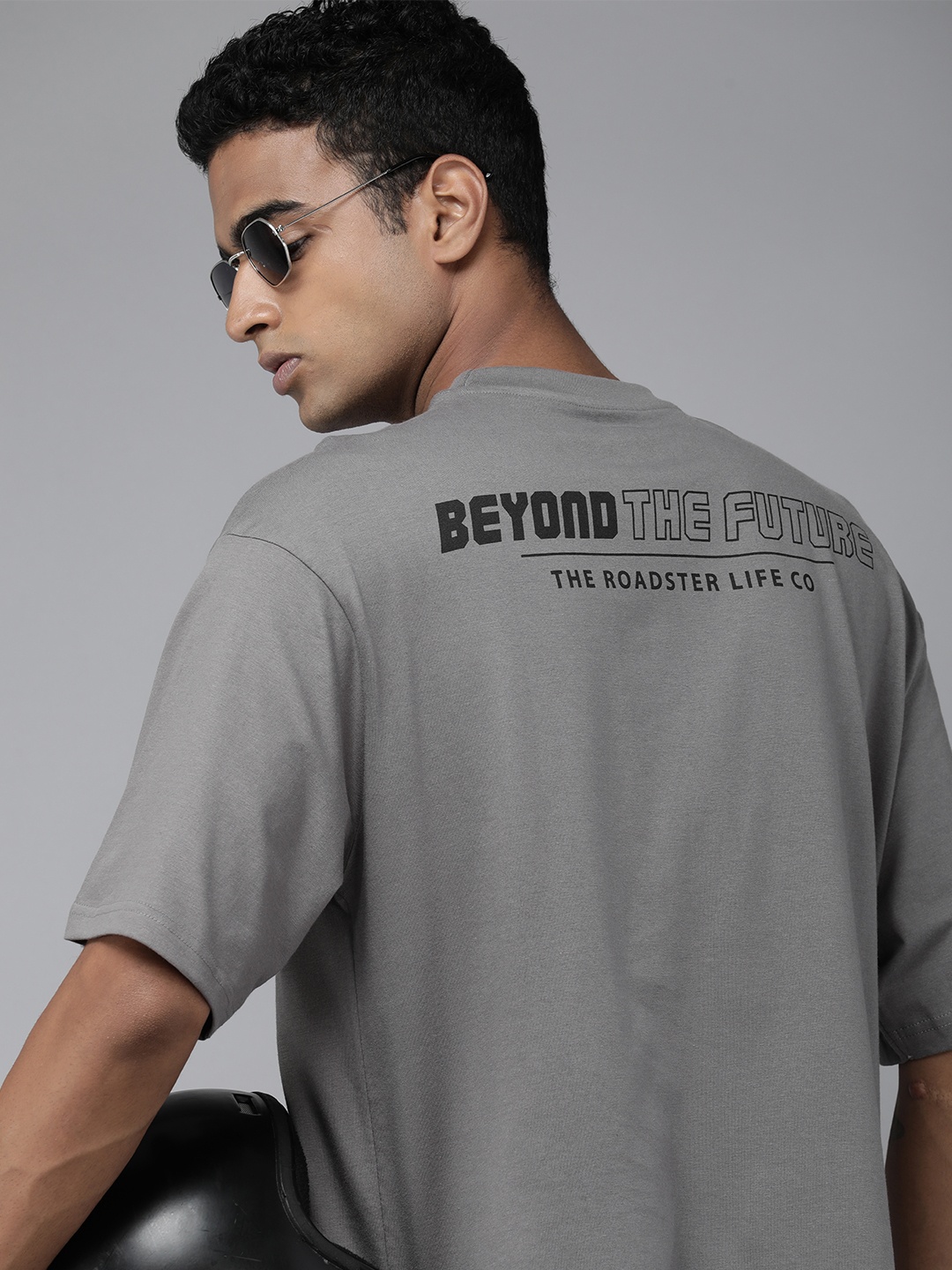 

Roadster Men Typography Printed Drop-Shoulder Sleeves Pure Cotton T-shirt, Grey