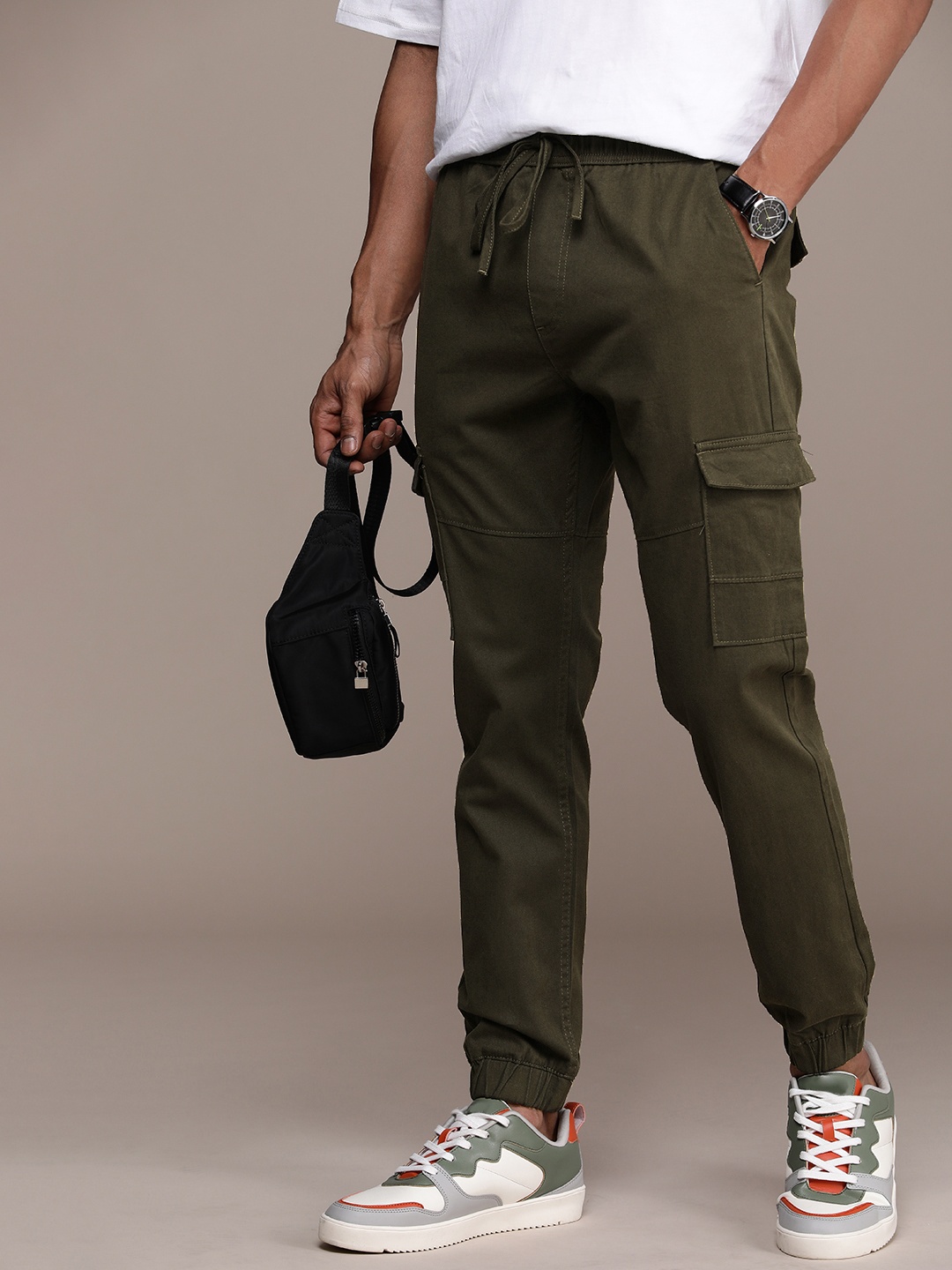

WROGN Men Solid Cargos Trousers, Olive