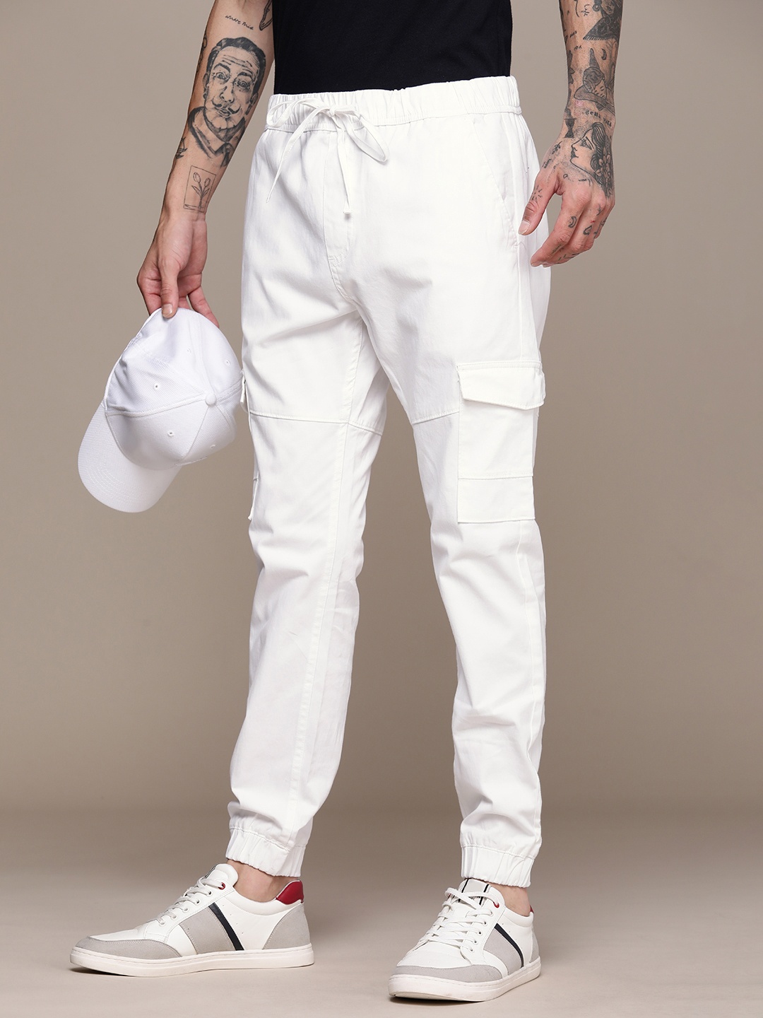 

WROGN Men Solid Mid-Rise Joggers Trousers, White