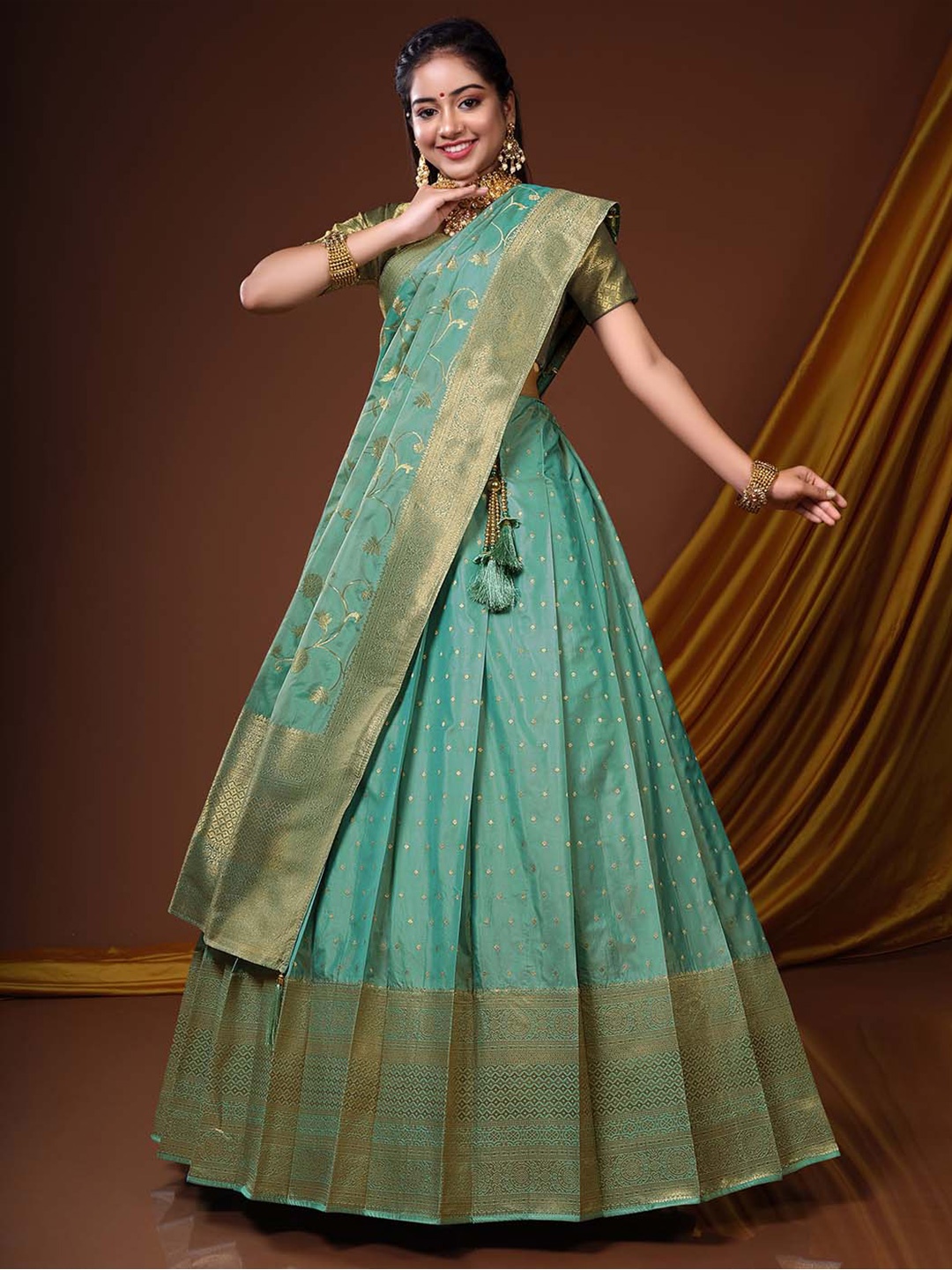 

HALFSAREE STUDIO Semi-Stitched Lehenga & Unstitched Blouse With Dupatta, Green