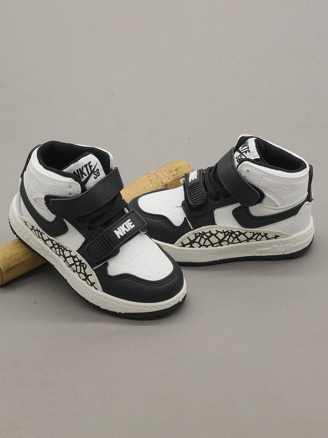 

FEETWELL SHOES Kids Colourblocked Velcro Sneakers, Black