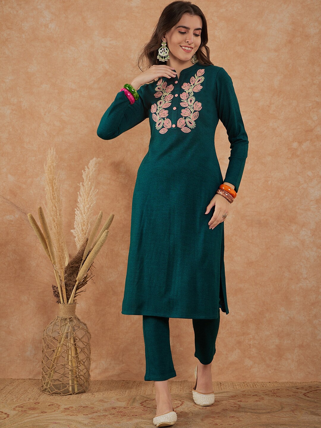 

Sangria Floral Mandarin Collar Winter Velvet Straight Kurta & Trouser, Teal