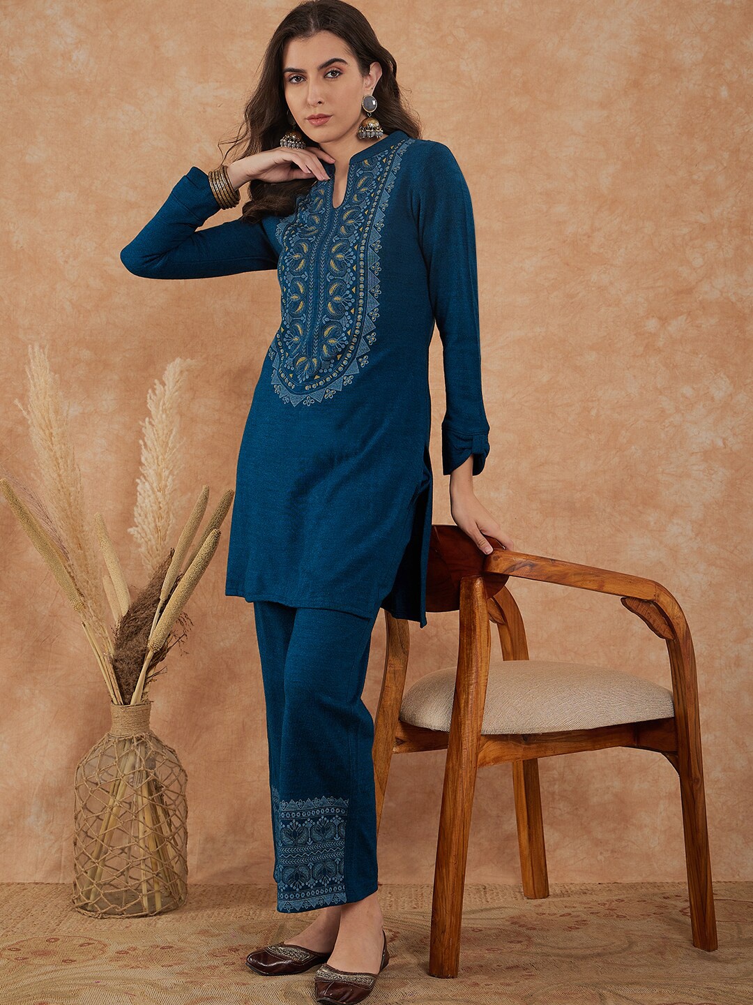 

Sangria Ethnic Motifs Thread Work Winter Velvet Straight Kurta & Trouser, Blue