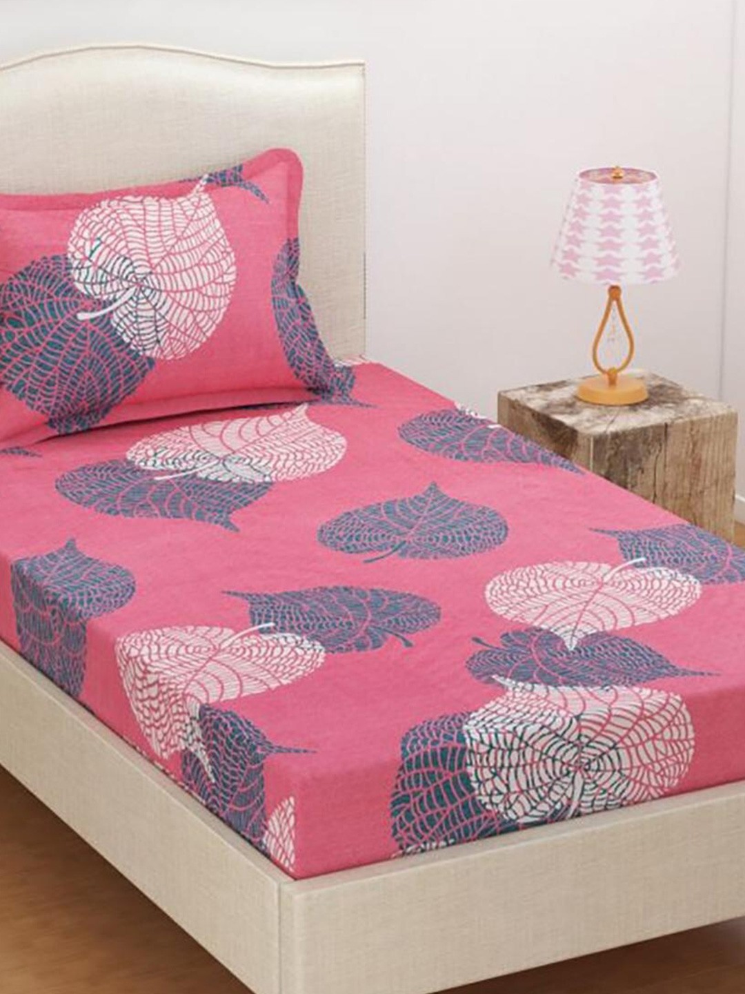 

HOMETALES Red & Grey Geometric 120 TC Single Bedsheet with 1 Pillow Covers