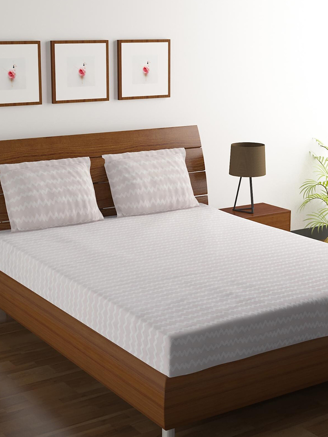 

HOMETALES Beige & White 120 TC King Bedsheet with 2 Pillow Covers
