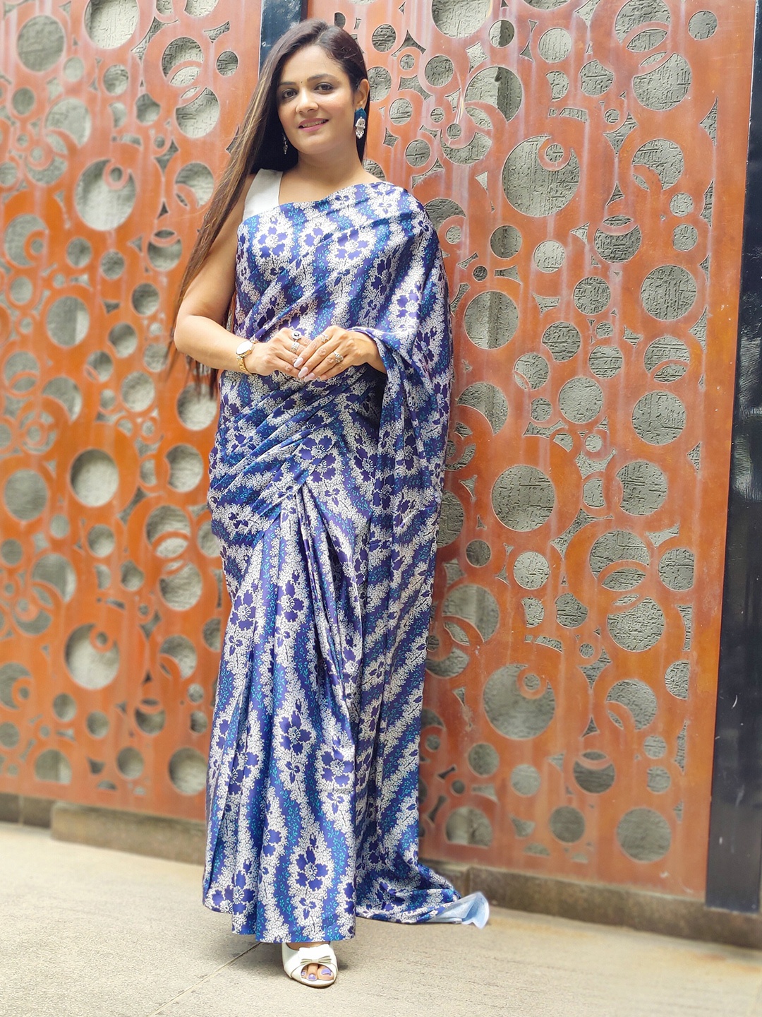 

VEECHIS Floral Printed Satin Saree, Blue