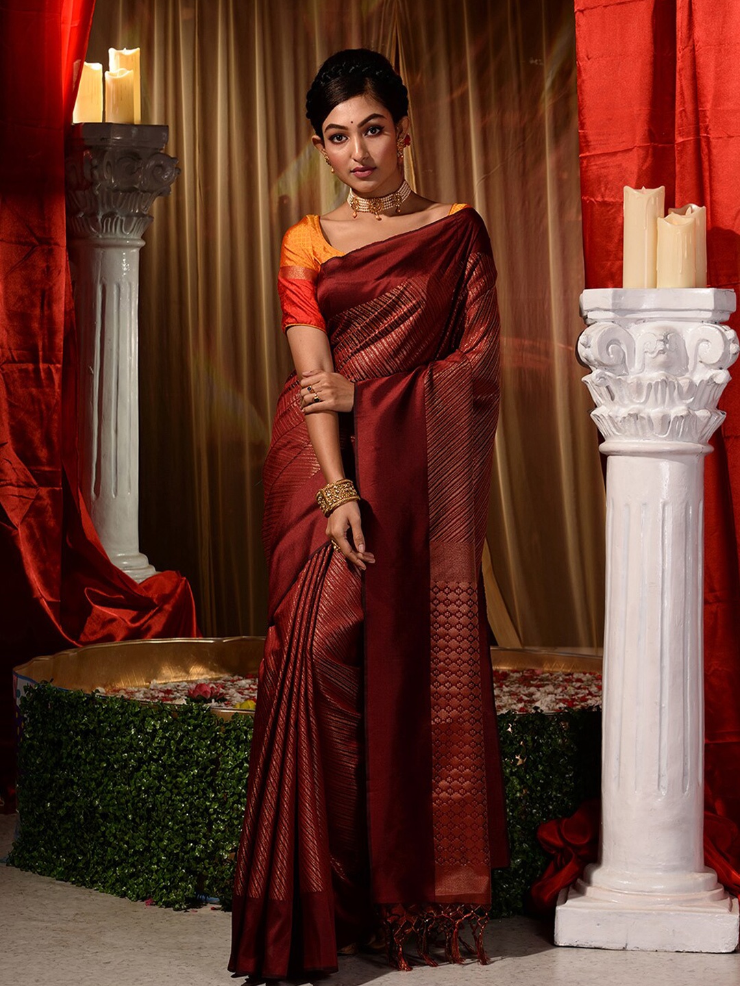 

HOUSE OF BEGUM Woven Design Zari Banarasi Saree, Maroon