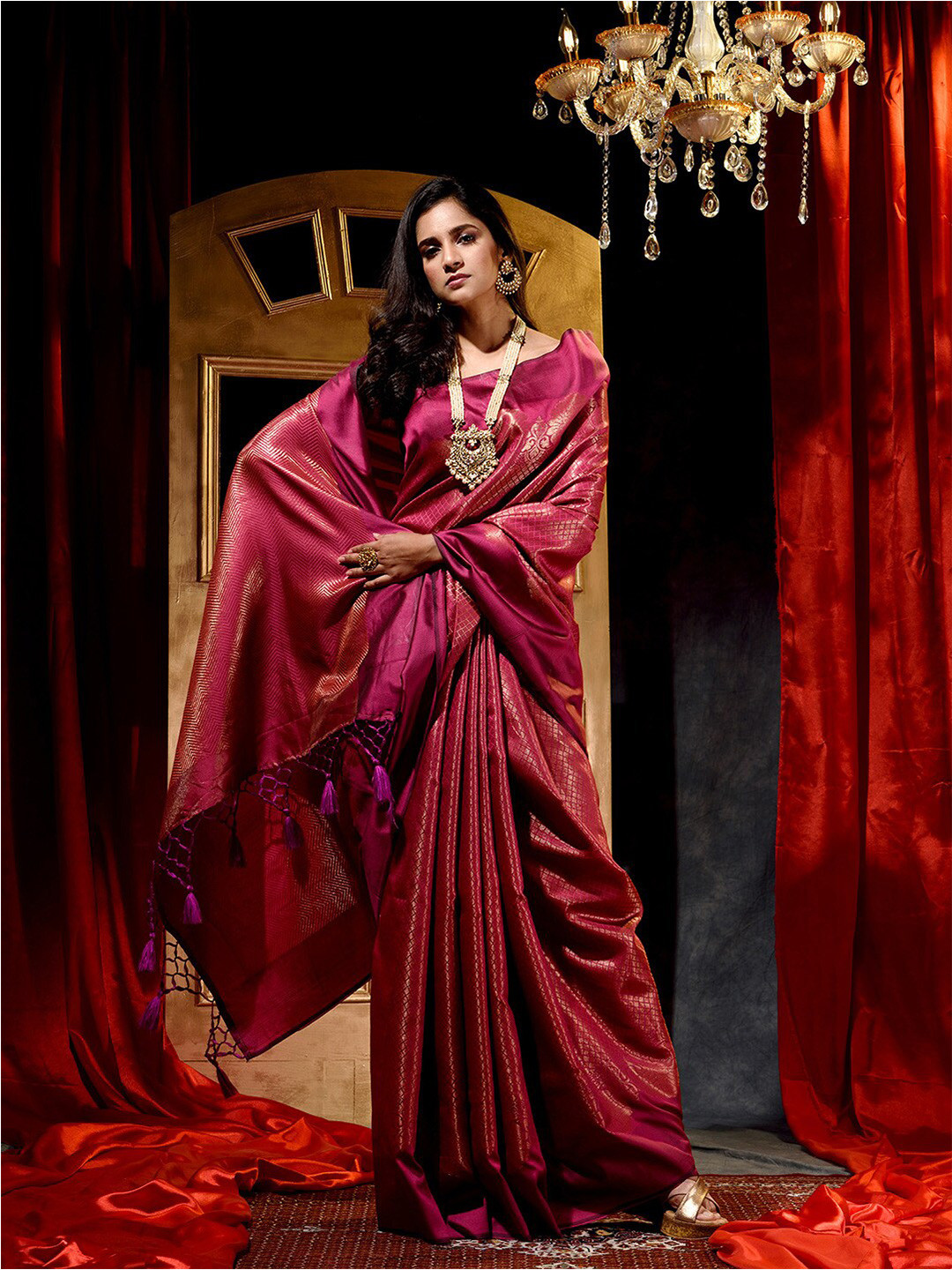

HOUSE OF BEGUM Woven Design Zari Banarasi Saree, Pink