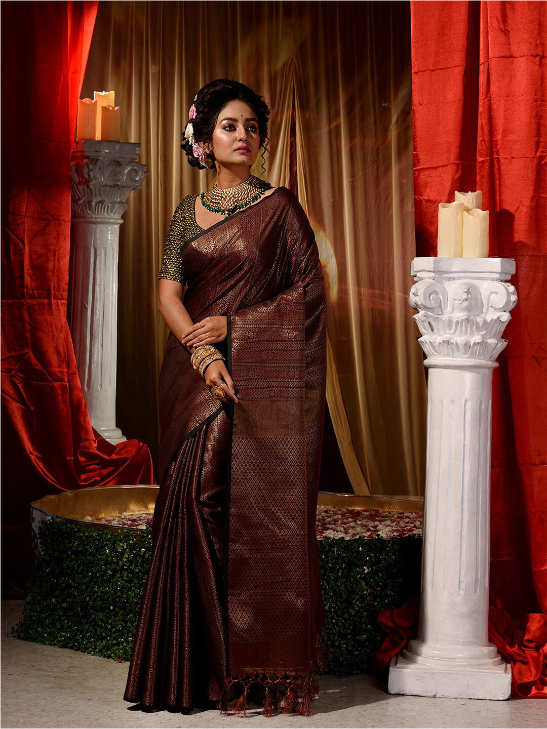 

HOUSE OF BEGUM Woven Design Zari Banarasi Saree, Maroon