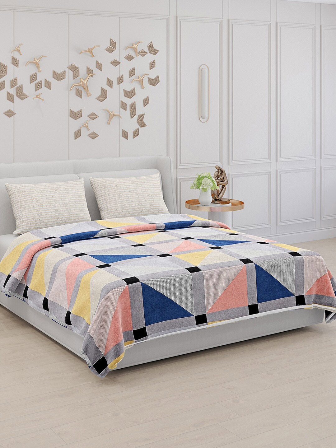 

Monte Carlo DELIA Grey & Blue Geometric 130 TC King Bedsheet with 2 Pillow Covers