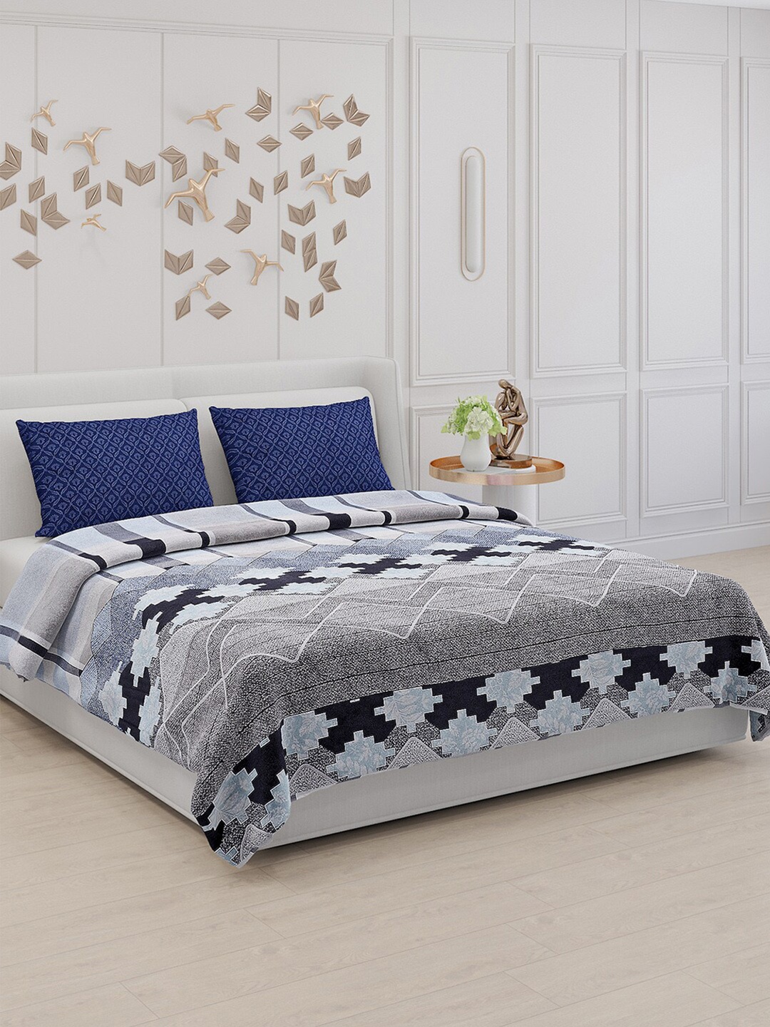

Monte Carlo Blue & White Geometric Polyester 130 TC King Bedsheet With 2 Pillow Covers