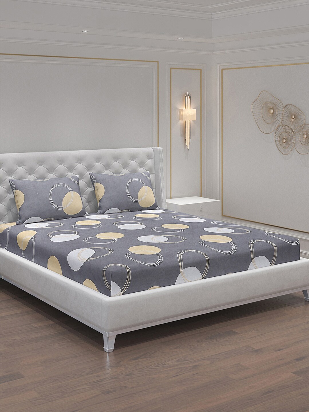 

Monte Carlo Grey & White Geometric 140 TC King Bedsheet With 2 Pillow Covers