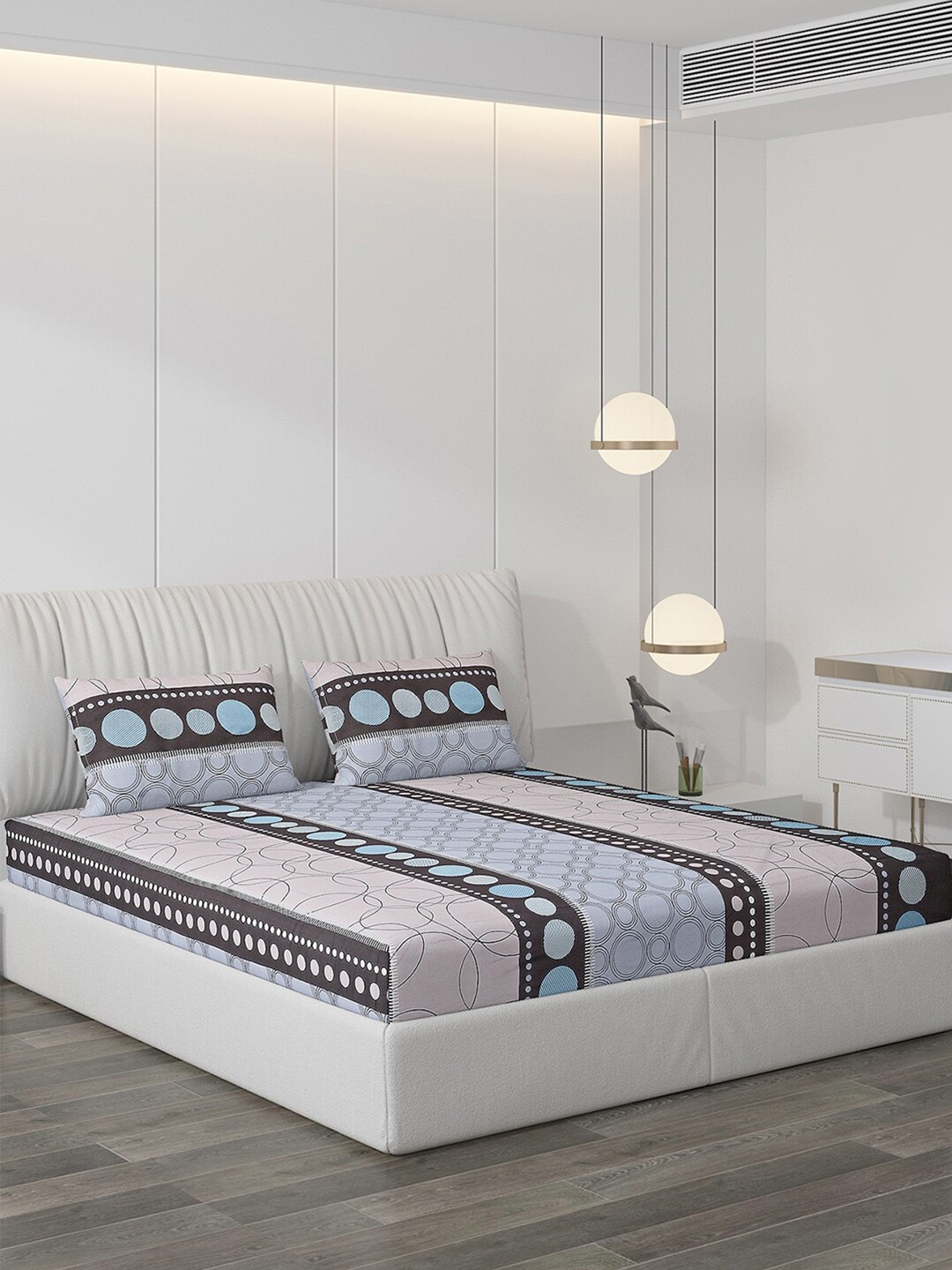 

Monte Carlo Aroma Grey & Blue Geometric 130 TC King Bedsheet with 2 Pillow Covers