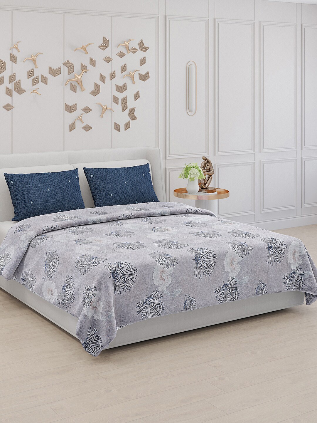 

Monte Carlo Grey & White Floral Polyester 130 TC King Bedsheet With 2 Pillow Covers